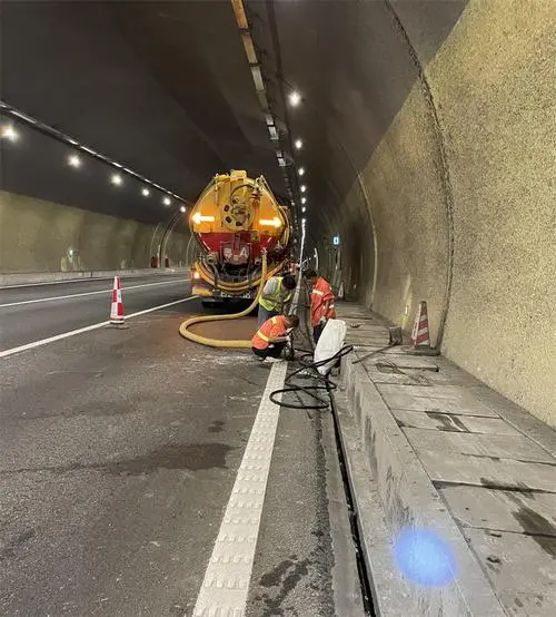 奎屯隧道排水渠清淤